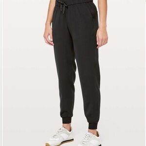 Lululemon on the fly jogger